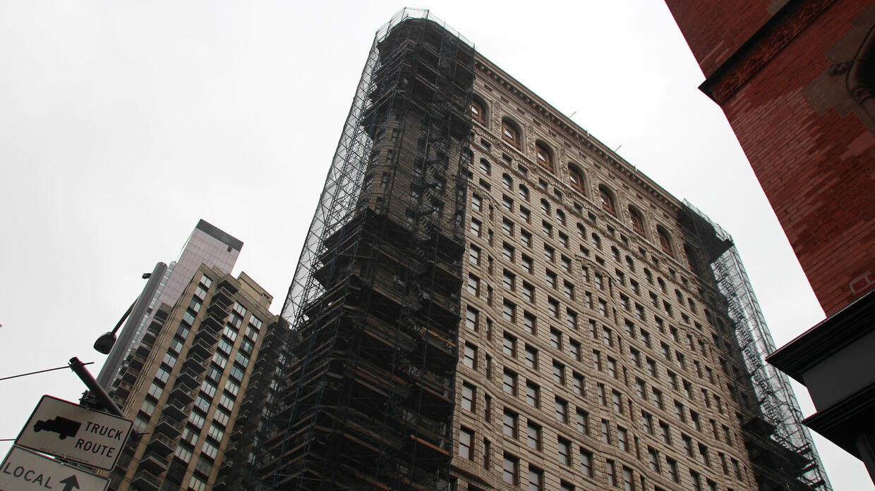 Thriller about New York’s “iron building”: sale still burst
